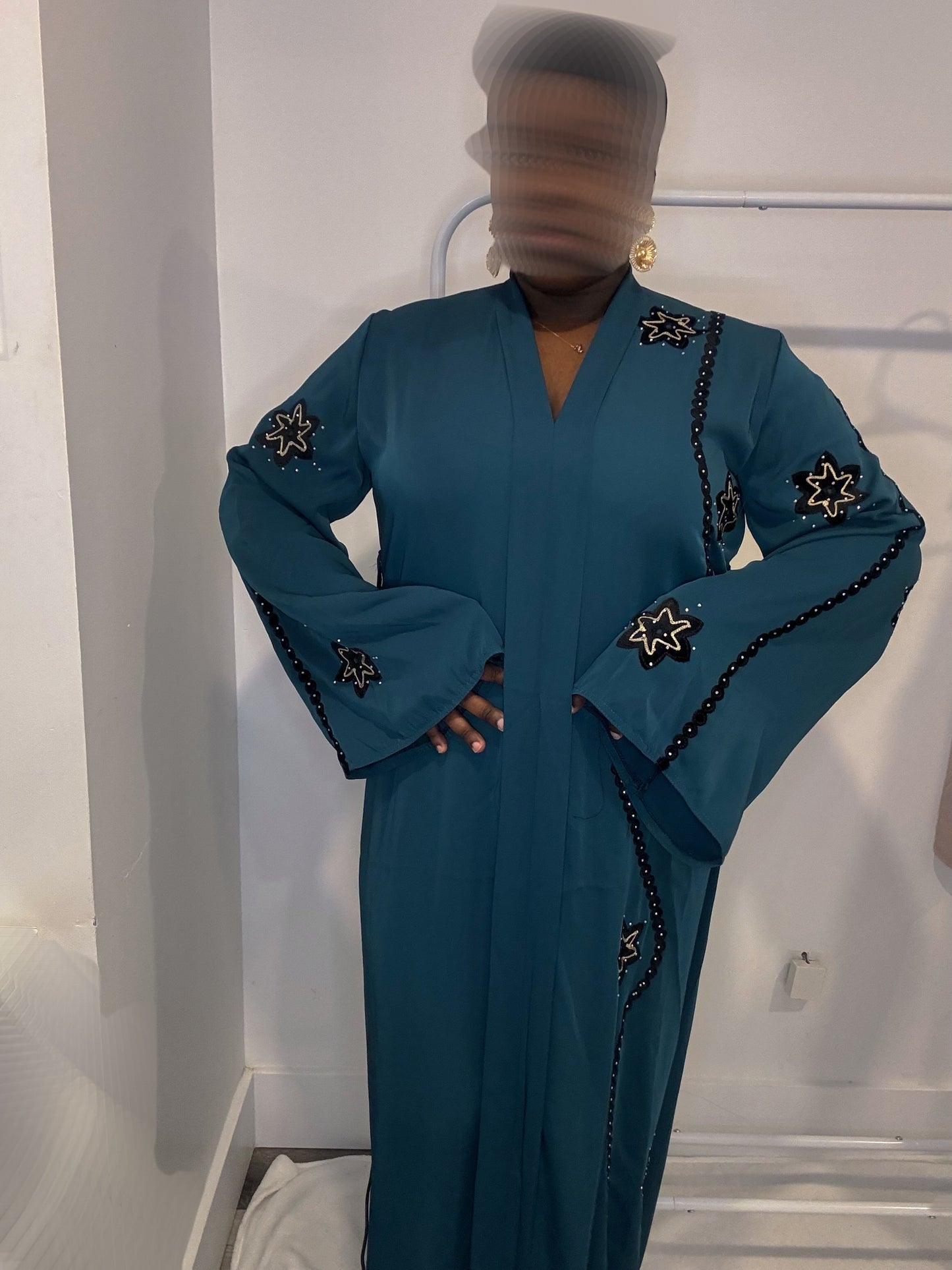 Abaya brodée avec pierre
